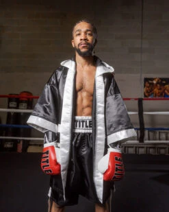 TITLE Boxing Fingertip Robe 24 TITLE Boxing Fingertip Robe -Knockout Gear TSRFBKWH 1
