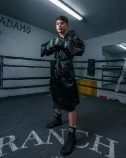 TITLE Boxing Pro Fingertip Robe 2.0 23 TITLE Boxing Pro Fingertip Robe 2.0 -Knockout Gear TSRFL3BK 1