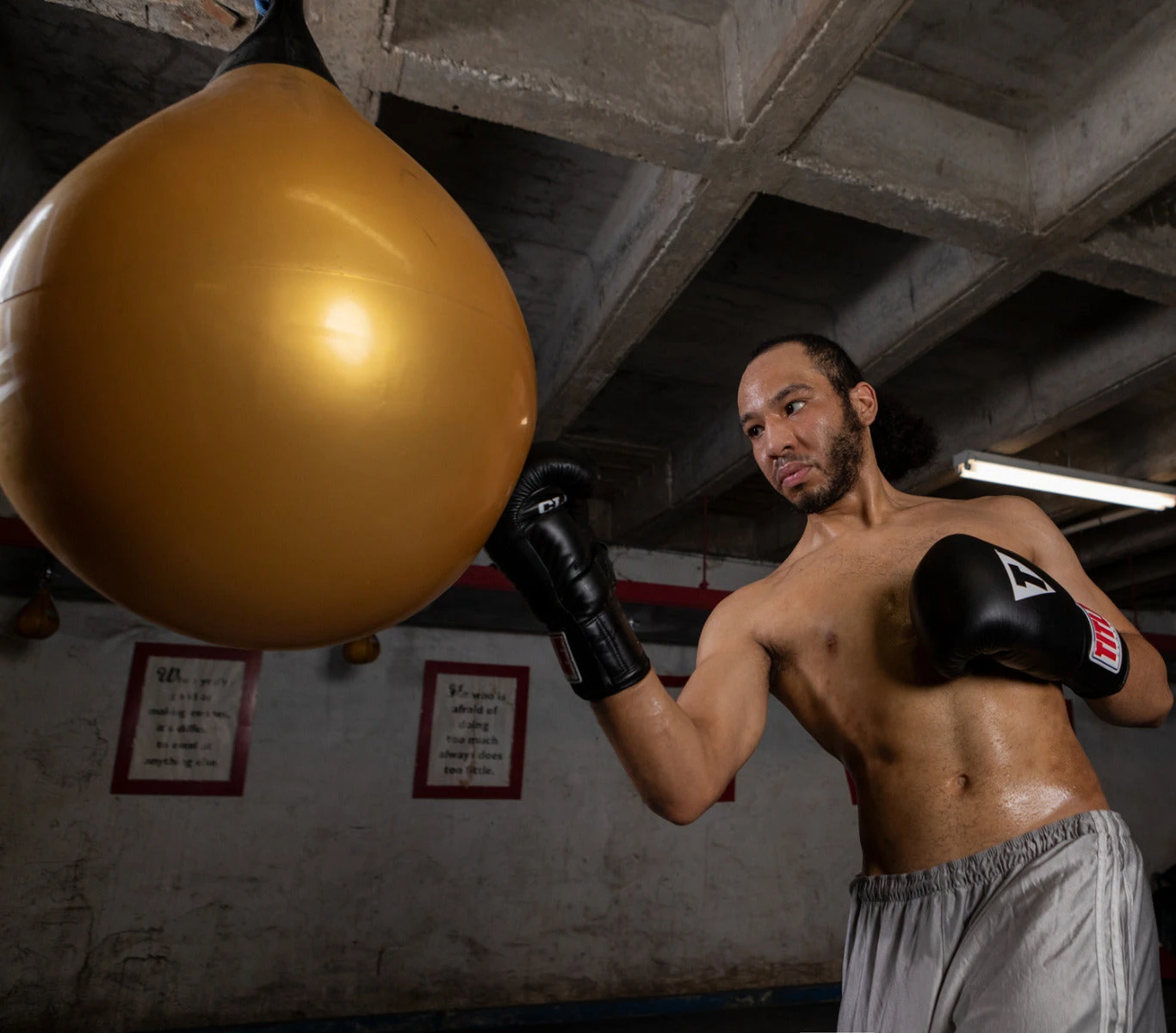 TITLE Classic Leather Elastic Training Gloves 2.0 4 TITLE Classic Leather Elastic Training Gloves 2.0 - Image 2